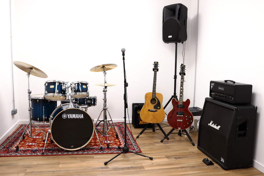 Sala Standard de Es Niu equipada con batería Yamaha y amplificadores