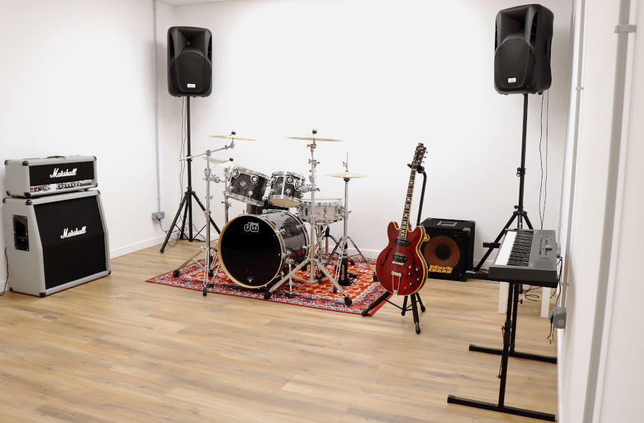 Sala Premium de Es Niu con batería DW, amplificadores Marshall y teclado